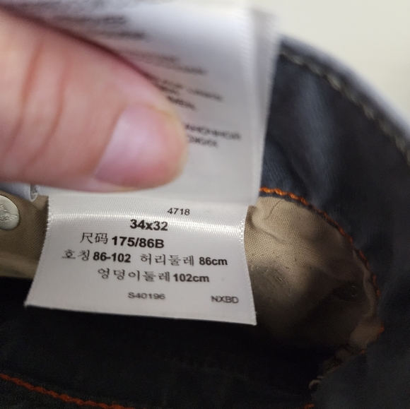 Dockers - Picture 2 of 3